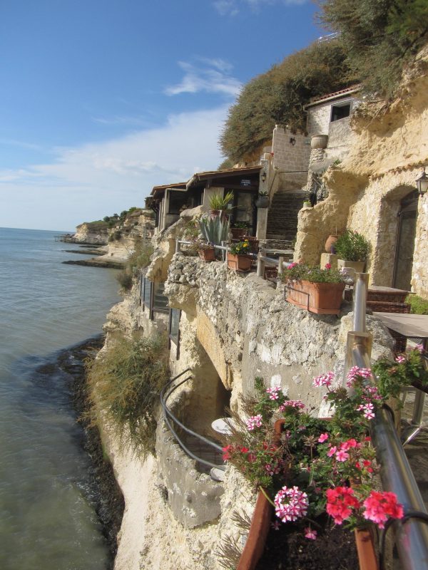 Terrasse de la crêperie des Grottes de Matata