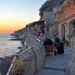 Terrasse de la crêperie des Grottes de Matata et coucher de soleil