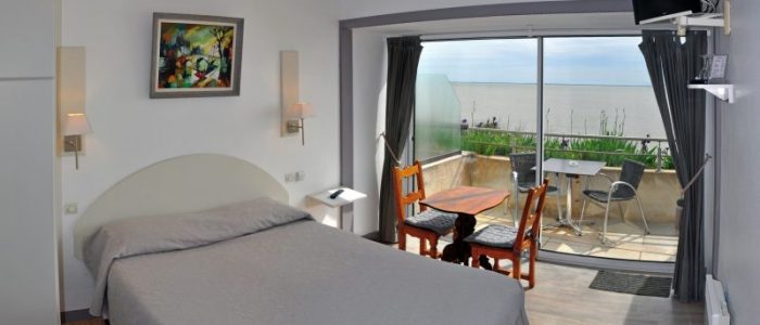 Hôtel des Grottes de Matata : chambre double avec douche
